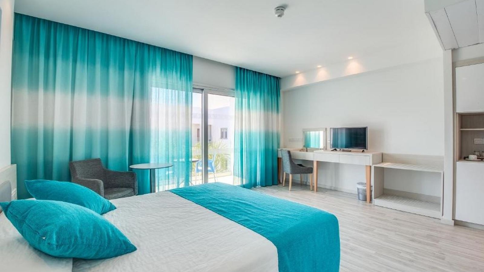 rooms-family-room-pool-view