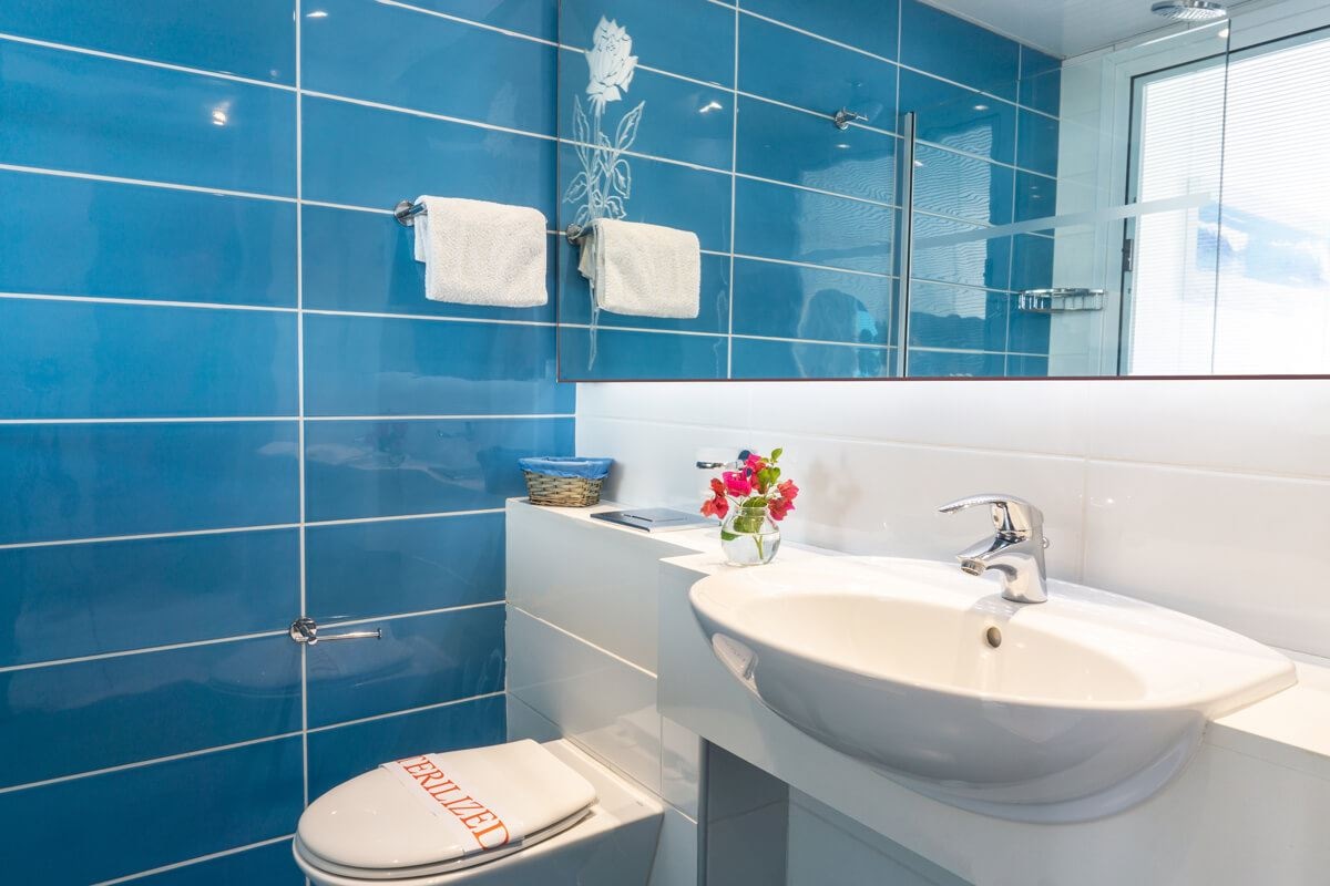rooms-deluxe-room-seaview-balcony