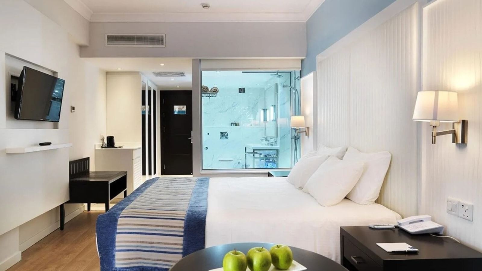 rooms-deluxe-room-inland-view-frenchbalcony-economy
