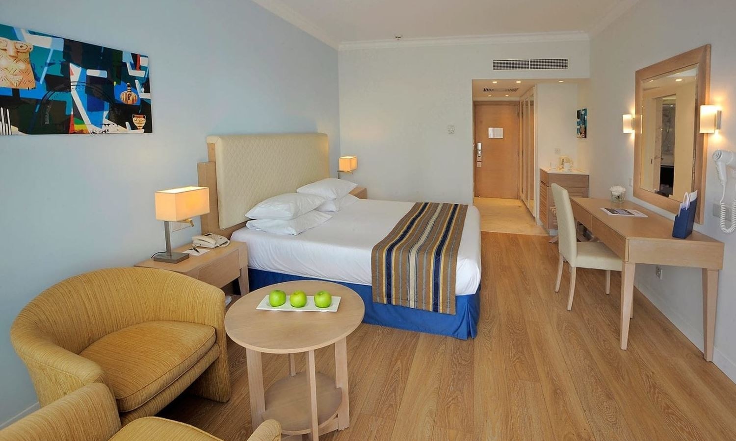 rooms-deluxe-room-balcony