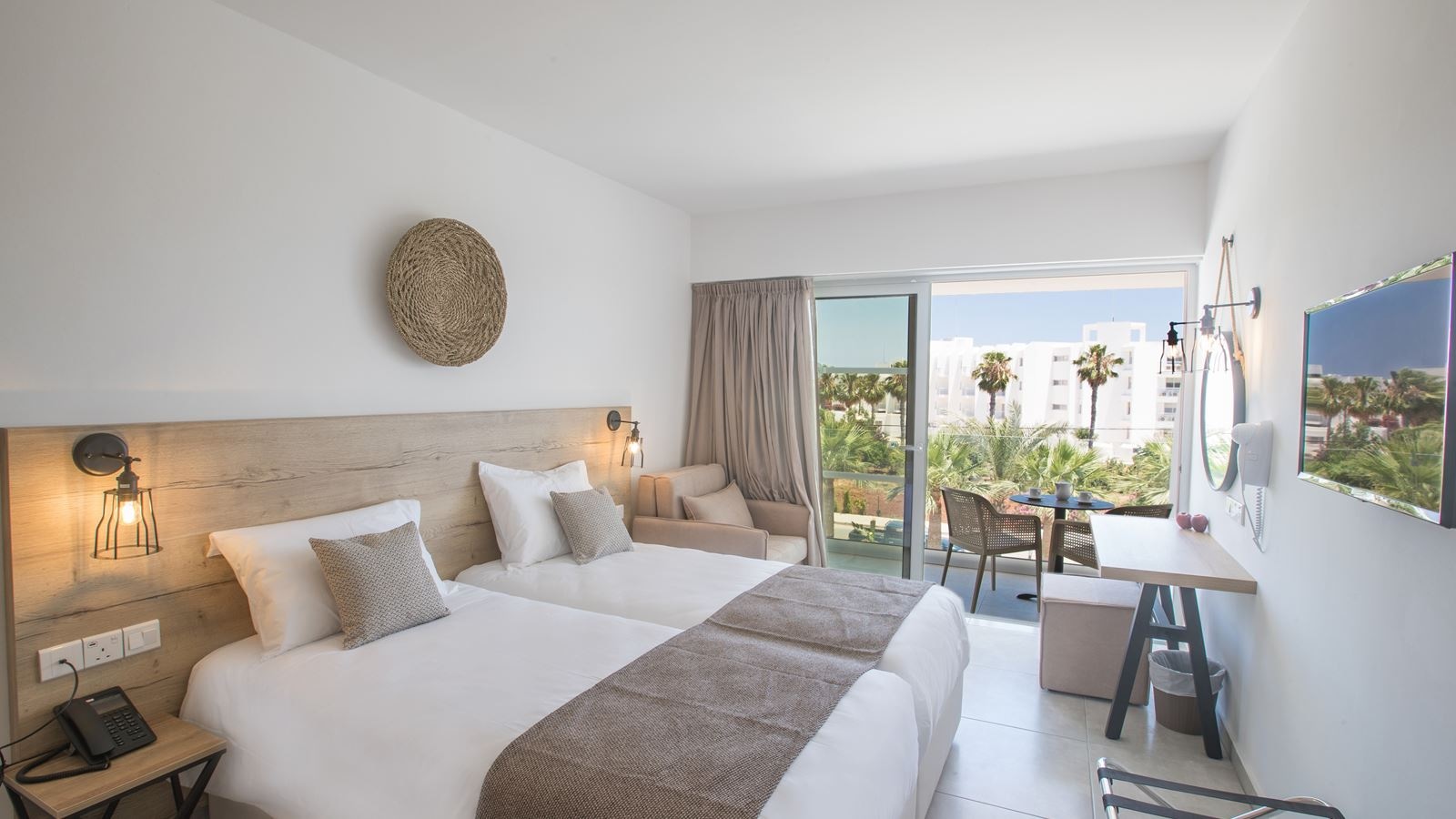 rooms-double-room-gardenview-balcony