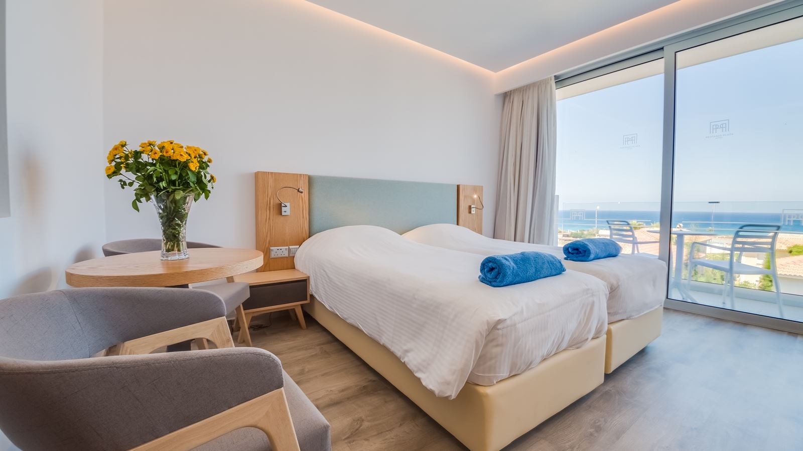 rooms-classic-room-lateralseaview-balcony