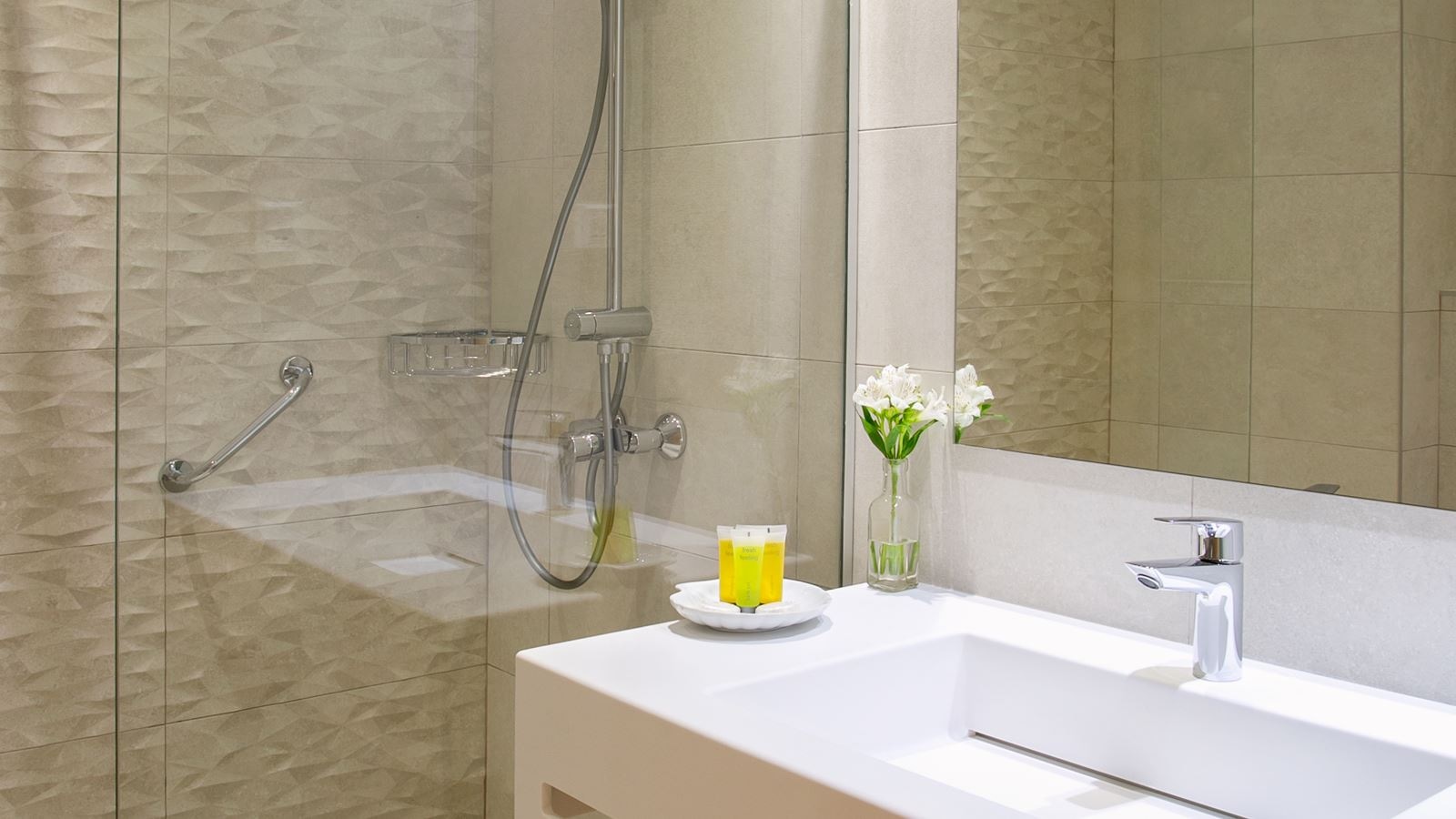 rooms-standard-room-side-seaview