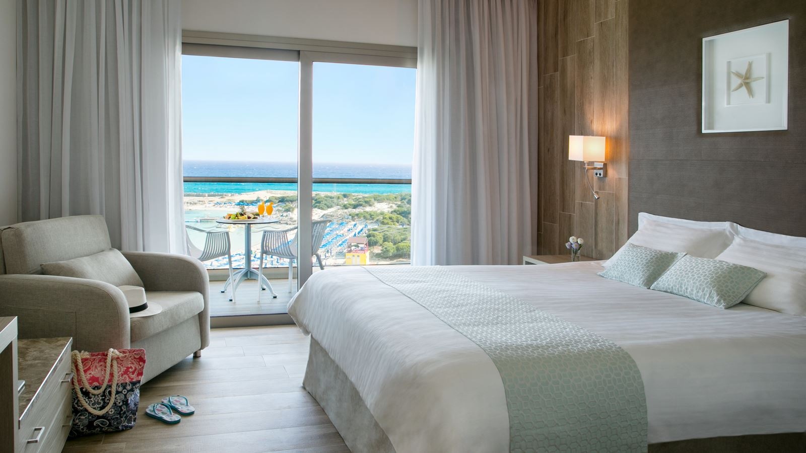 rooms-room-superior-front-seaview