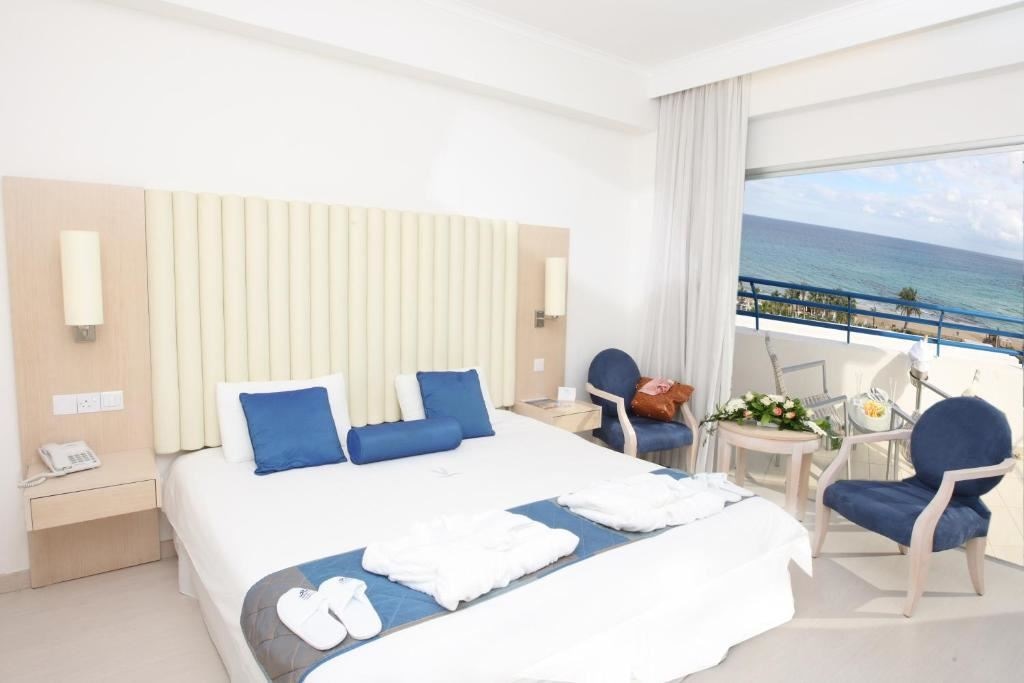 rooms-standard-room-lateralseaview-balcony-or-terrace