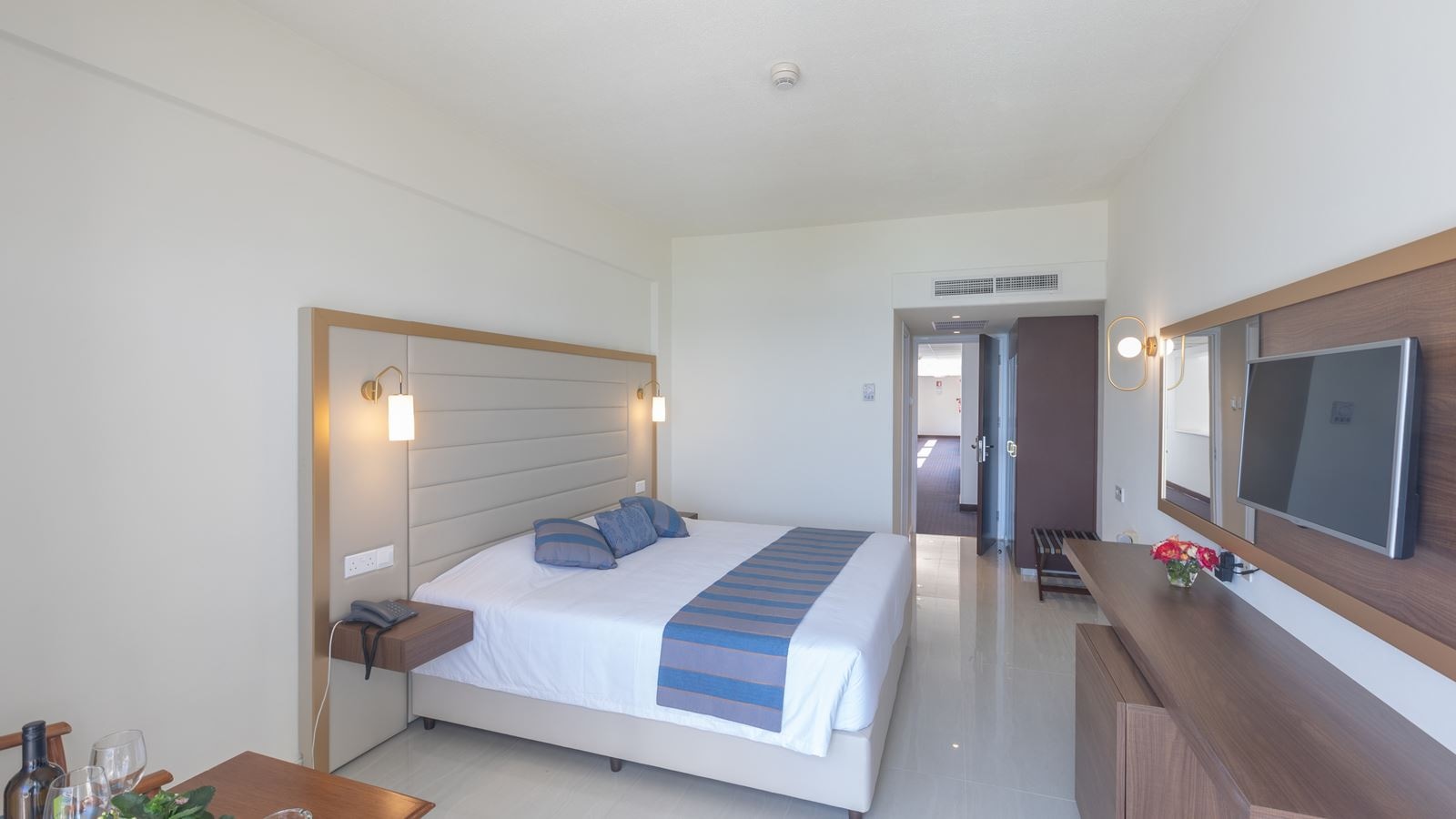 rooms-twin-standard-familyroom-lateralseaview-balcony
