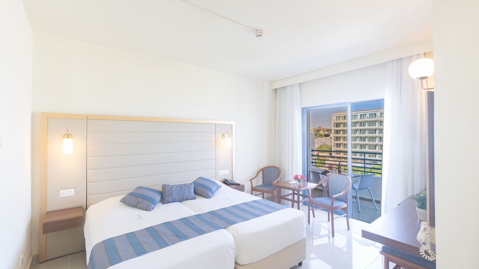 rooms-twin-room-seaview-balcony