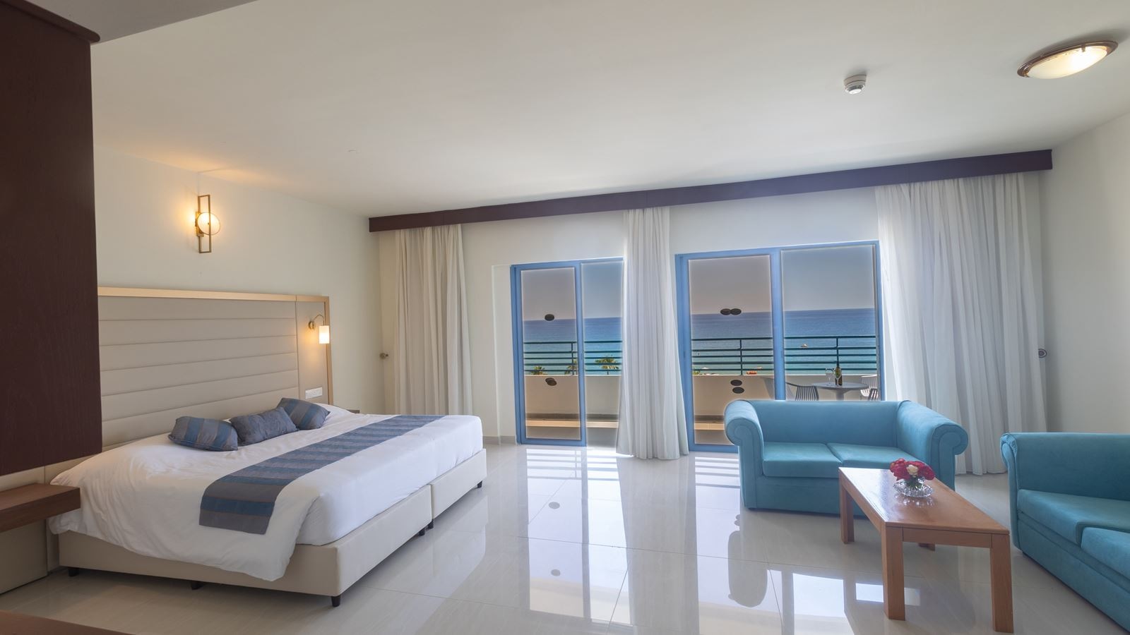 rooms-twin-standard-room-lateralseaview-balcony
