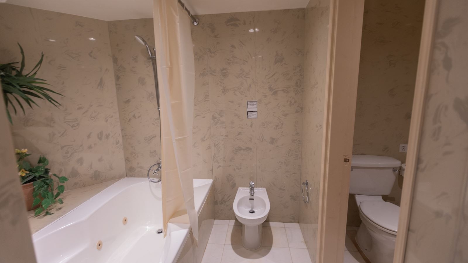 rooms-twin-standard-room-lateralseaview-balcony