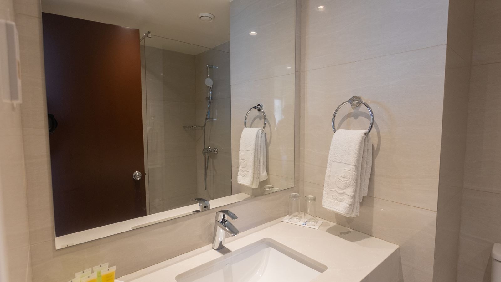 rooms-twin-standard-room-lateralseaview-balcony