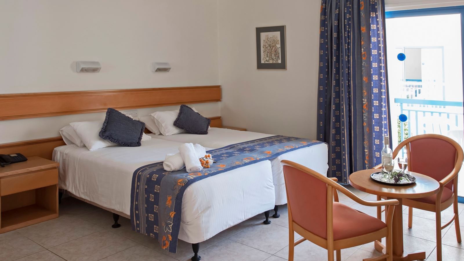 rooms-standard-familyroom-balcony