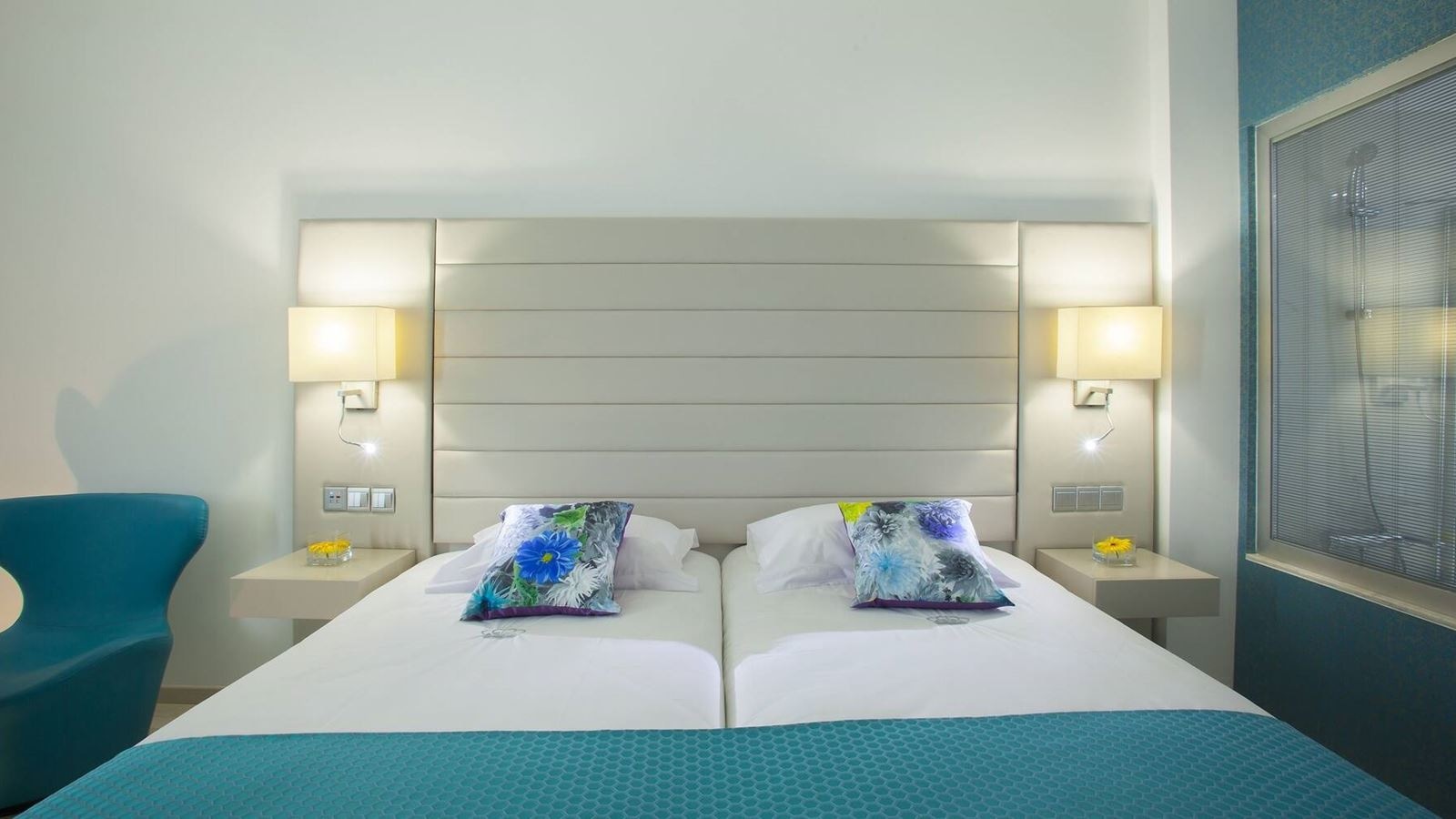 rooms-superior-room-lateralseaview-balcony