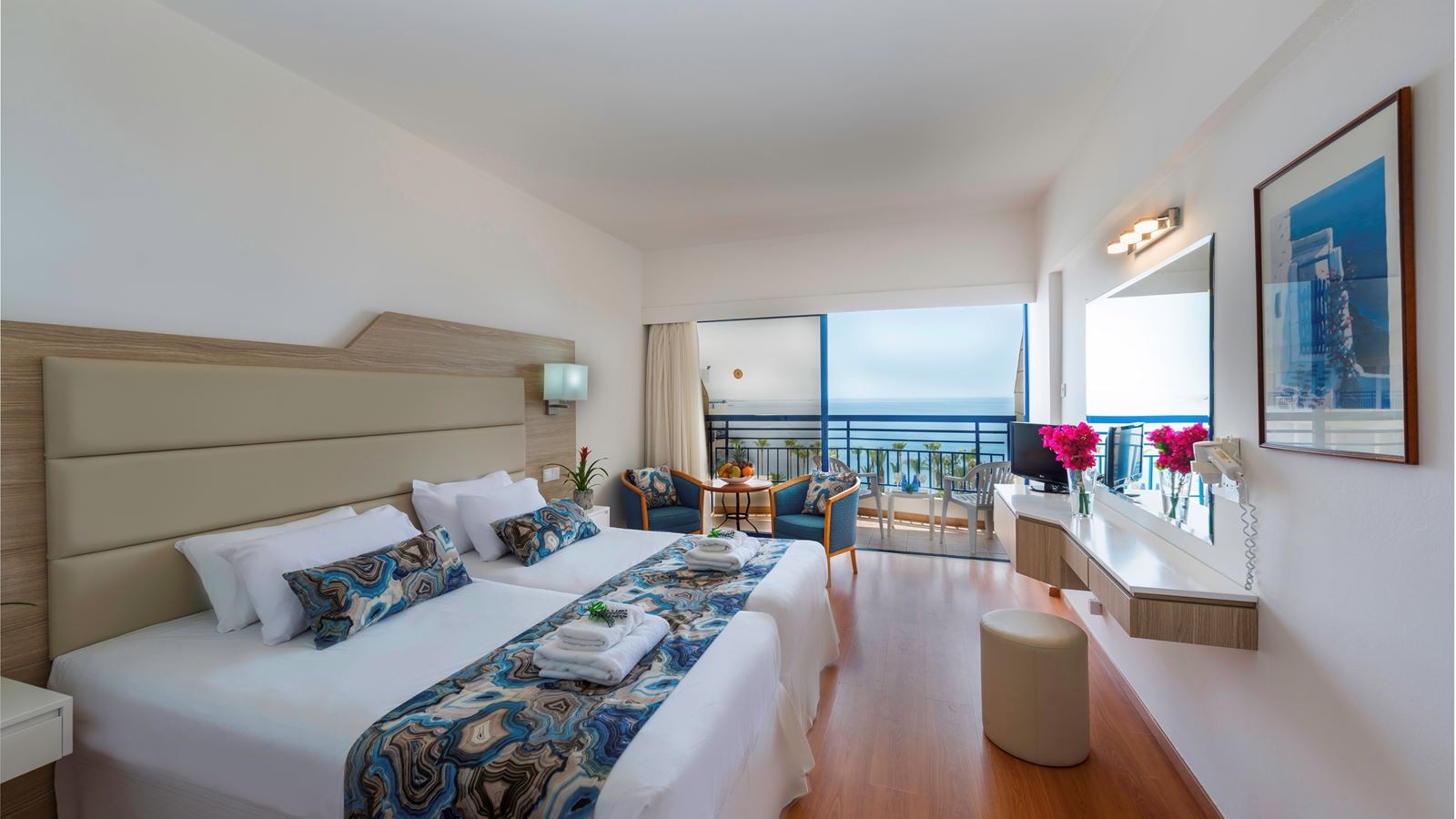 rooms-family-room-side-sea-view