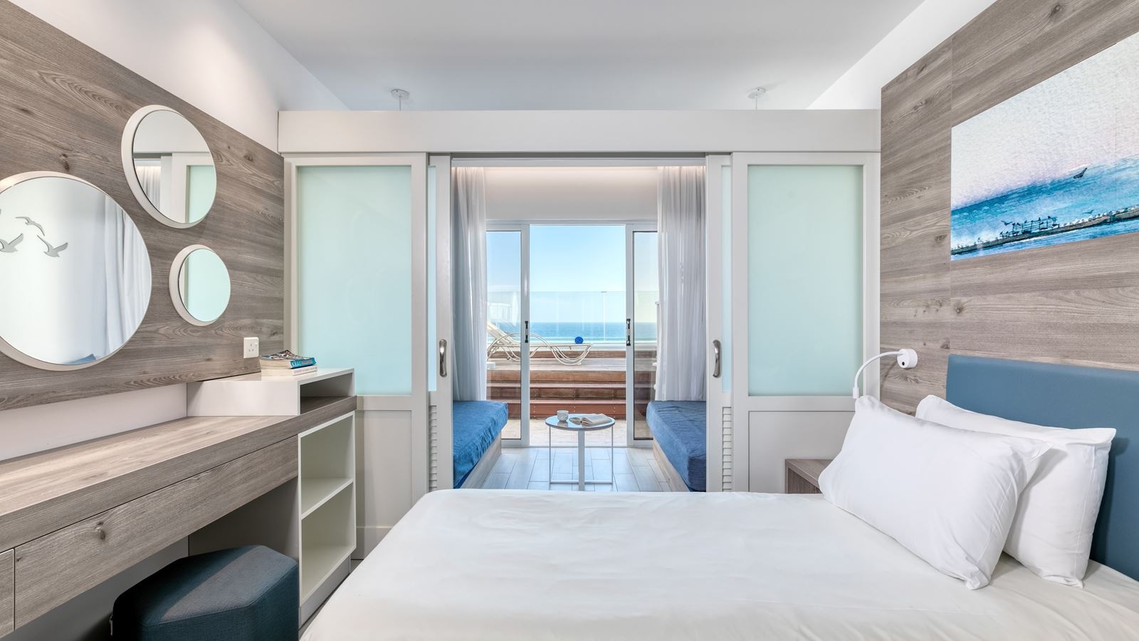 rooms-superior-familyroom-seaview-balcony