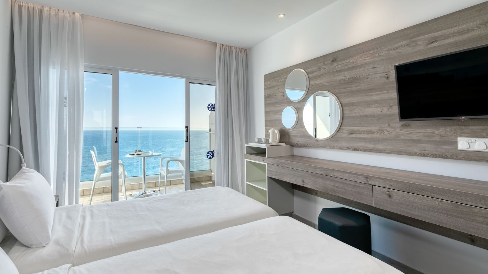 rooms-standard-room-seaview-balcony