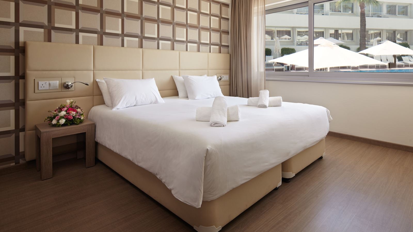 rooms-luxury-familyroom-balcony