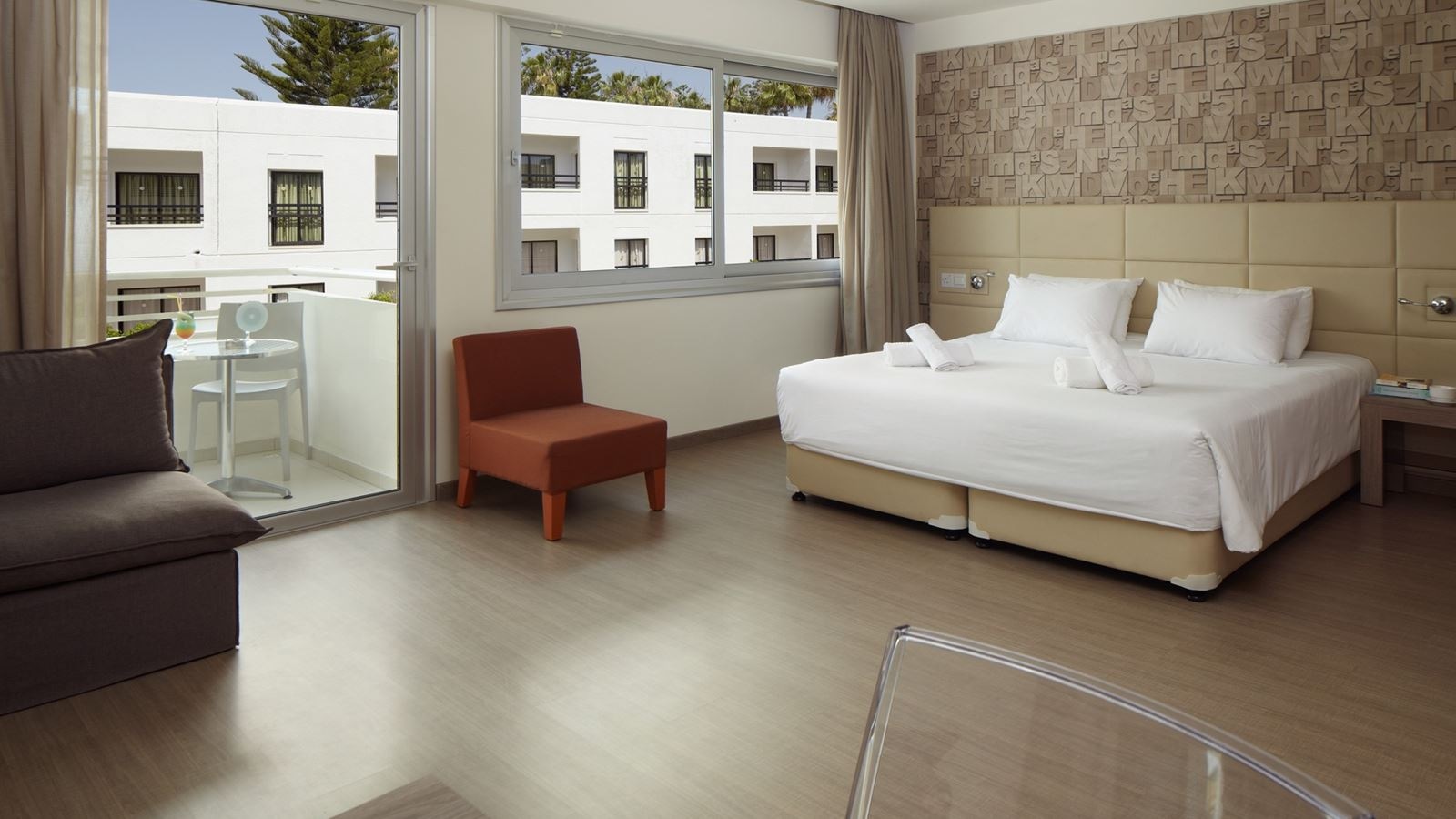 rooms-single-juniorstudio-balcony
