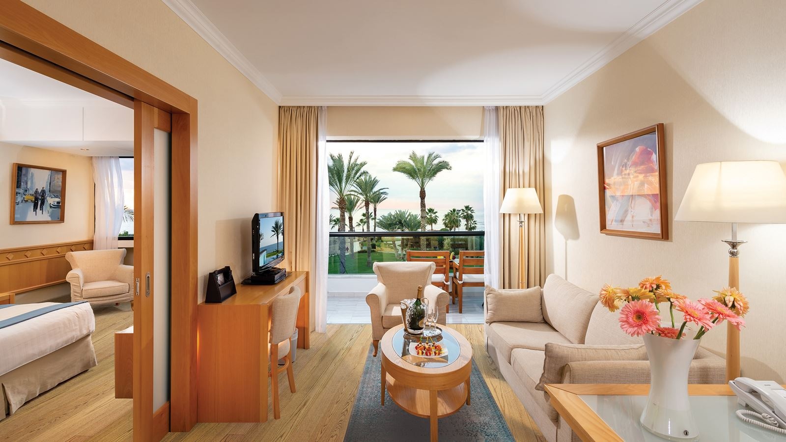rooms-deluxe-superior-one-bedroom-suite-front-seaview