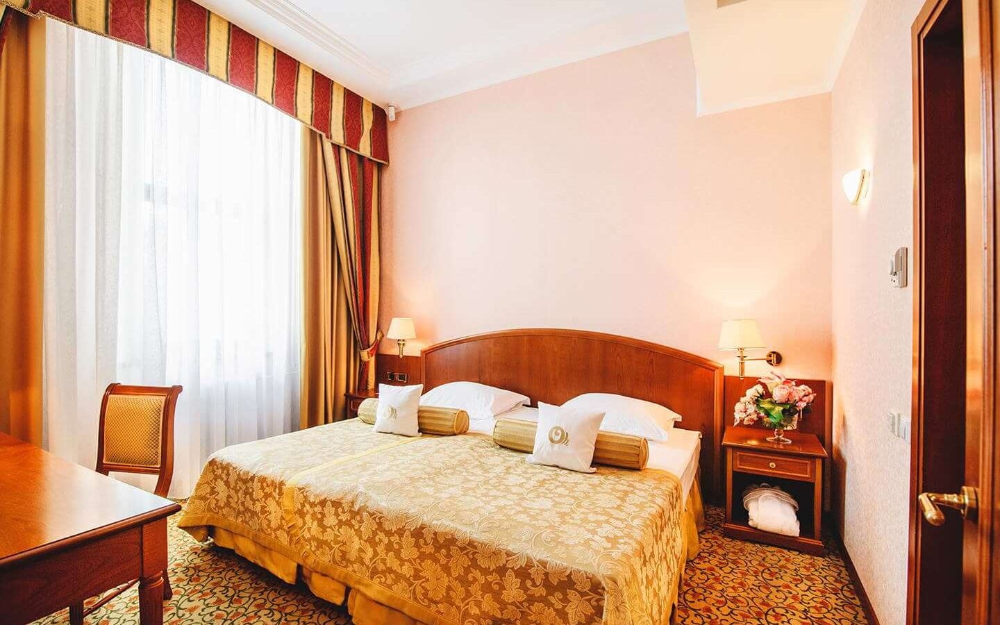 rooms-room-deluxe