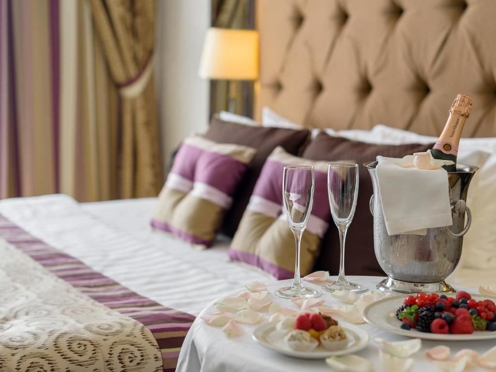 restaurants-room-service