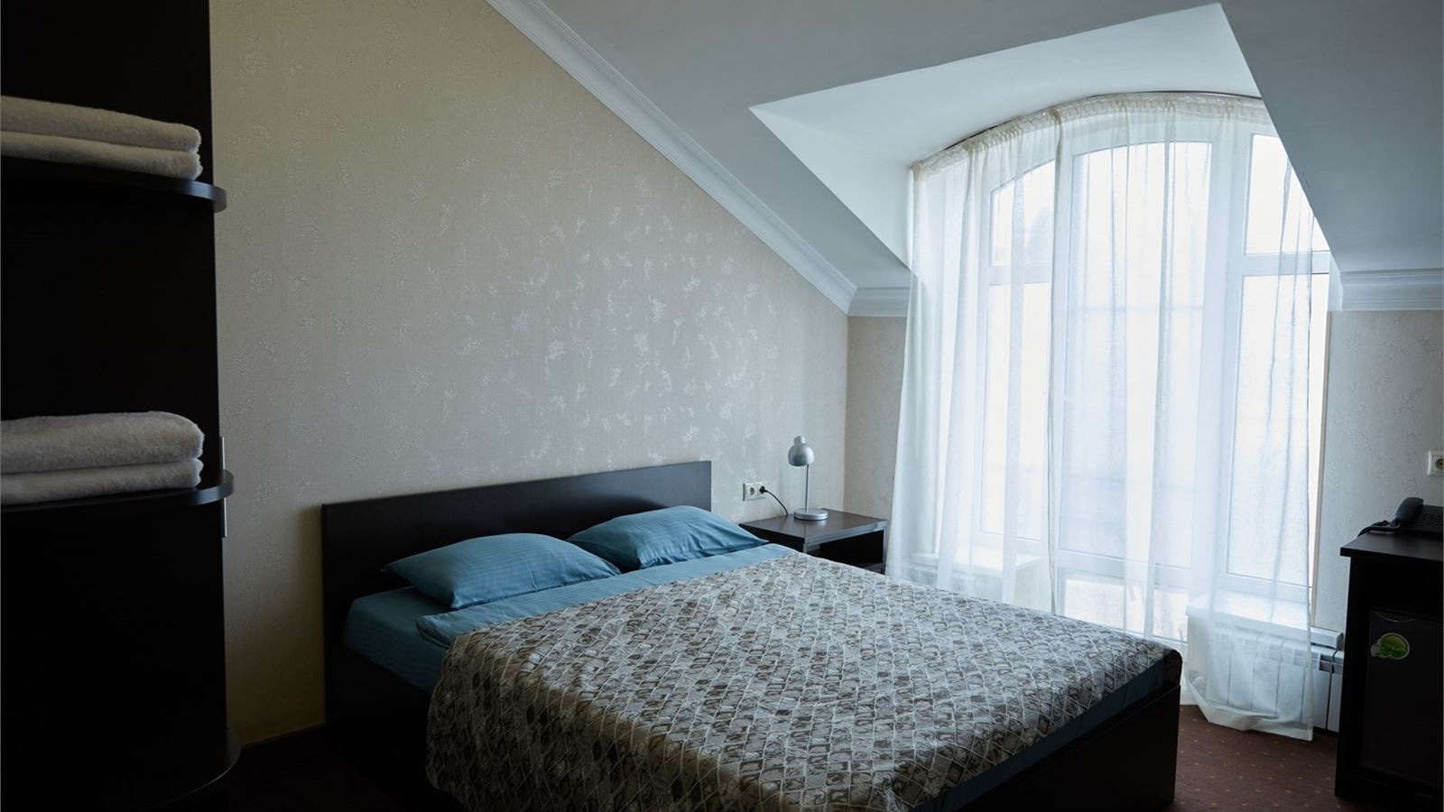 rooms-стандарт-с-кроватью-queensize--и-балконом-общая-площадь-18-квм