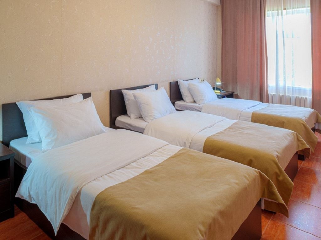 rooms-двухкомнатный-супериор-с-тремя-односпальными-кроватями-и-миникухней-общая-площадь-48-квм