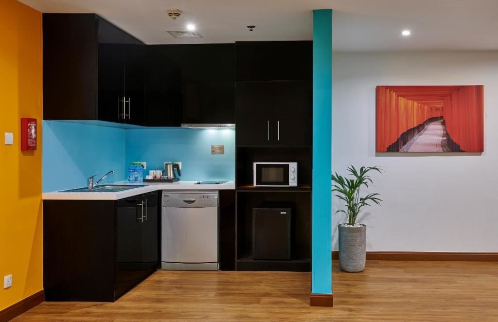 rooms-2bedroom-suite-balcony-city-view