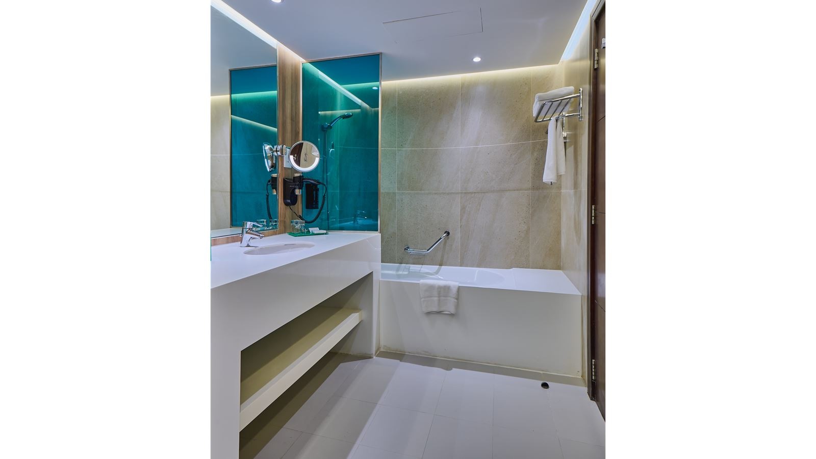rooms-1bedroom-king-suite-with-balcony-partial-sea-view