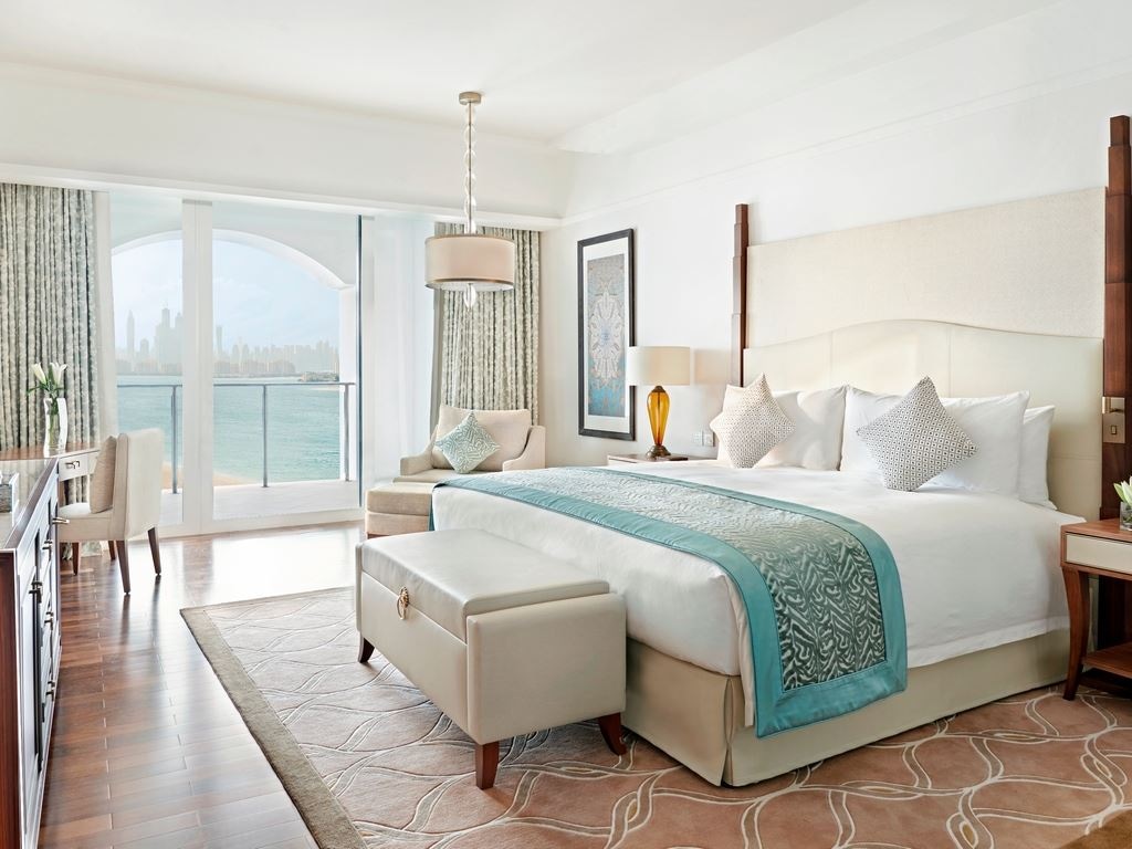 rooms-king-deluxe-skyline-sea-view-room