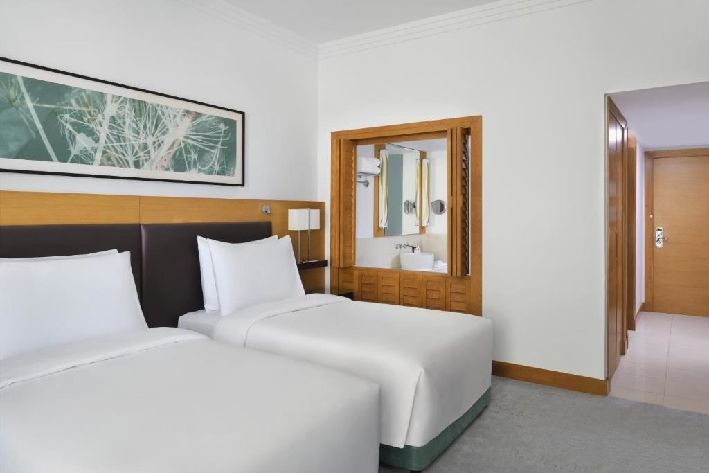 rooms-deluxe-room-partial-sea-view-with-balcony