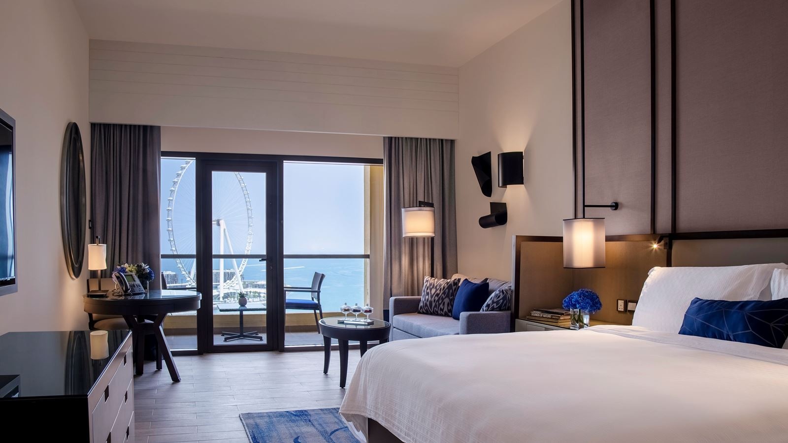 rooms-sea-front-view-room-w-balcony