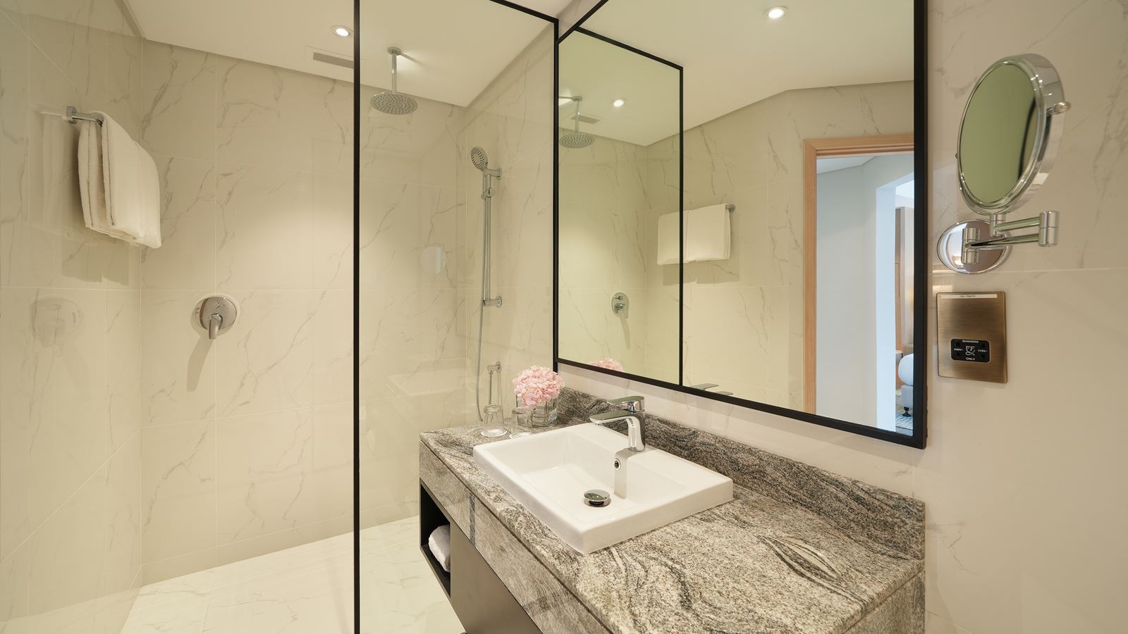 rooms-city-view-room--king--twin-bed