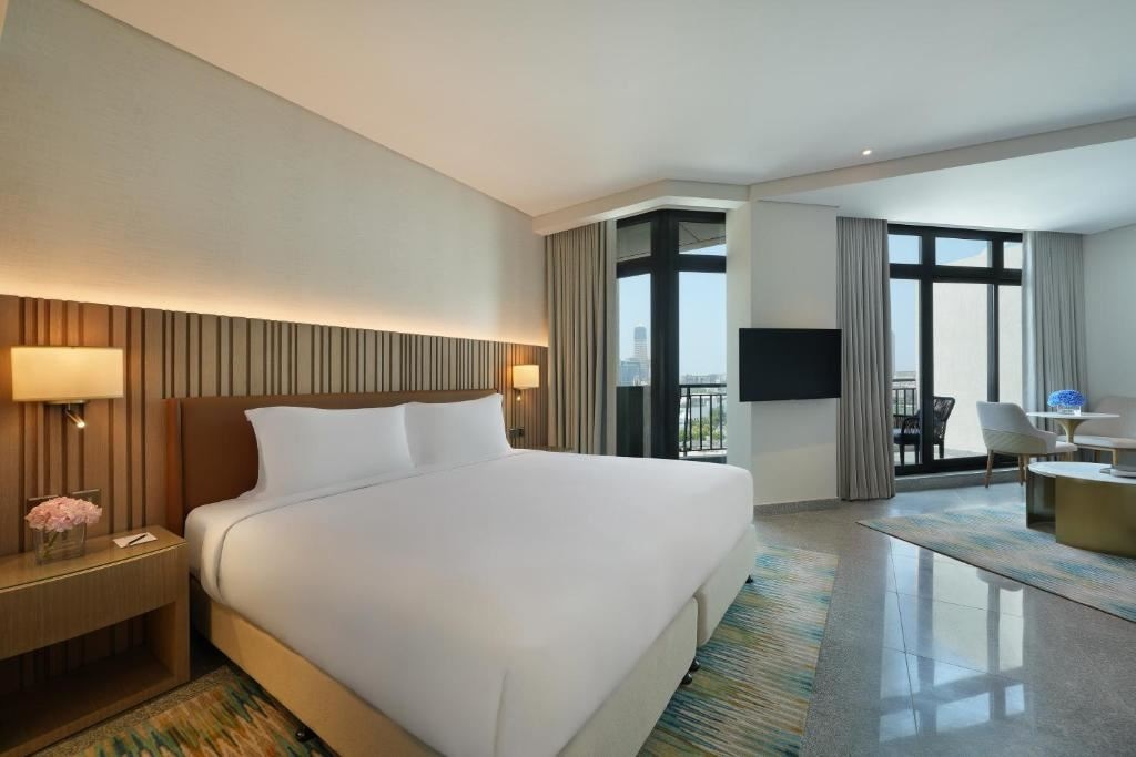 rooms-guest-room-with-balcony--king-bed