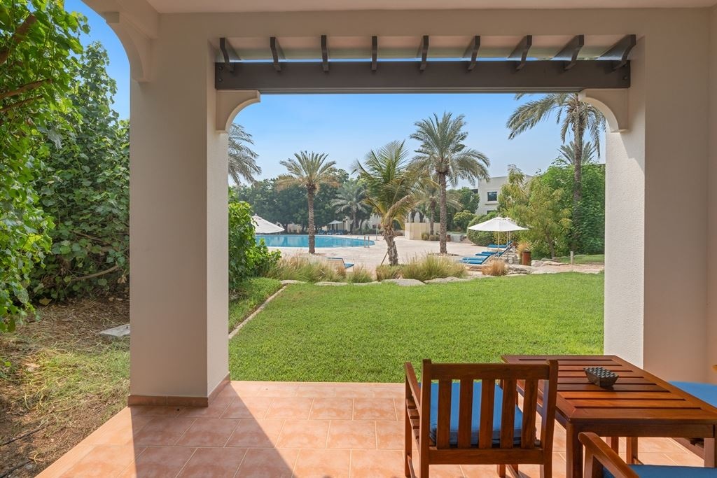 rooms-family-room-pool-view