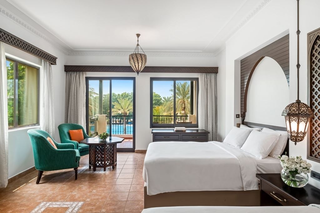 rooms-family-room-pool-view