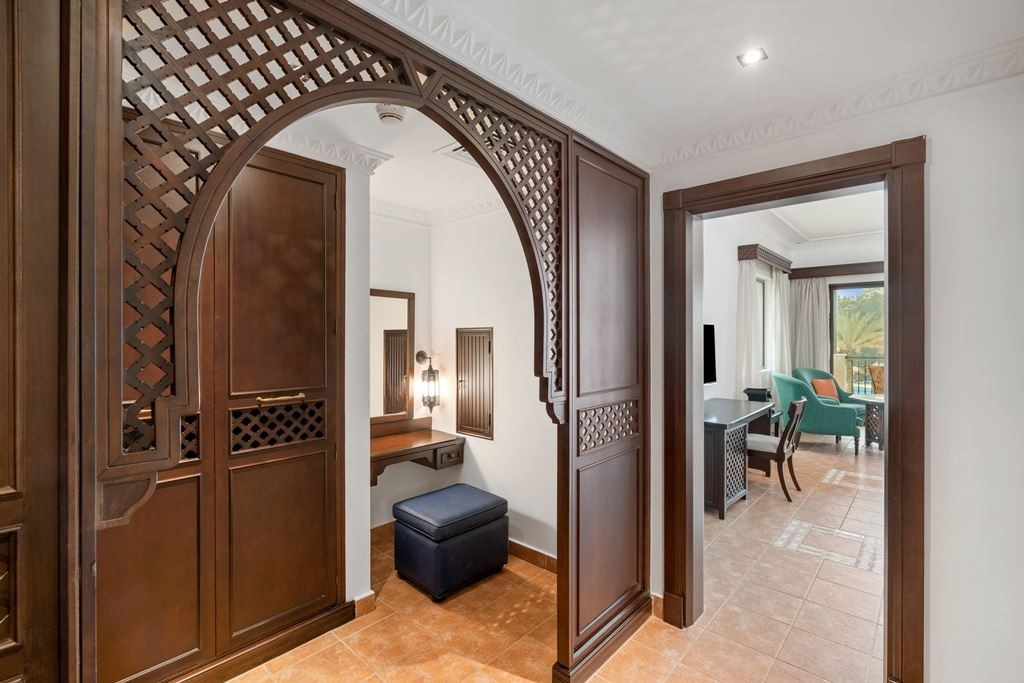 rooms-family-room-pool-view