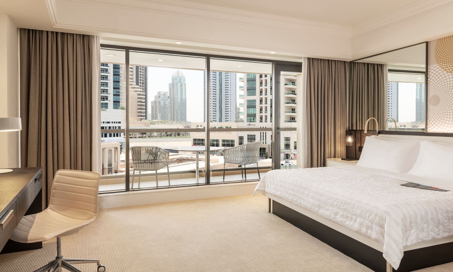 rooms-deluxe-room-city-view