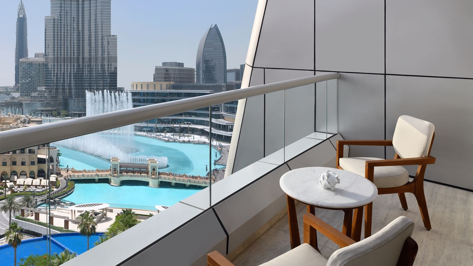rooms-premier-fountain-view-room