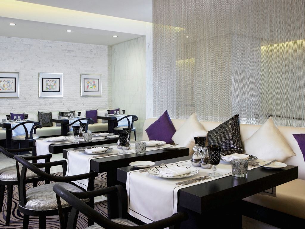restaurants-corniche-all-day-dining-restaurant
