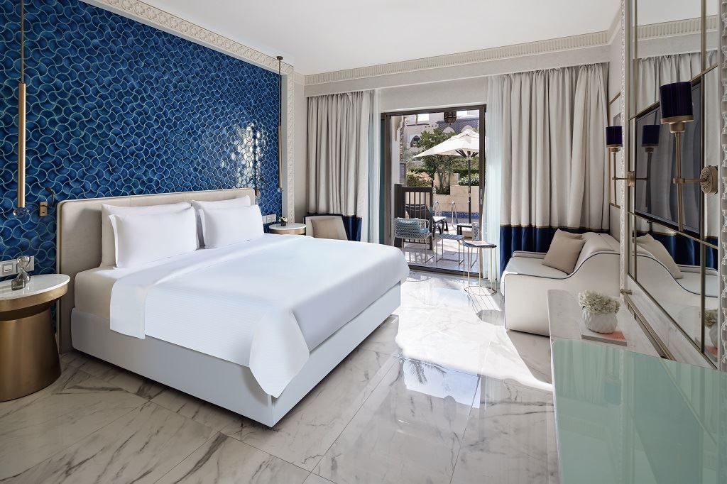 rooms-two-bedroom-family-room-pool-access