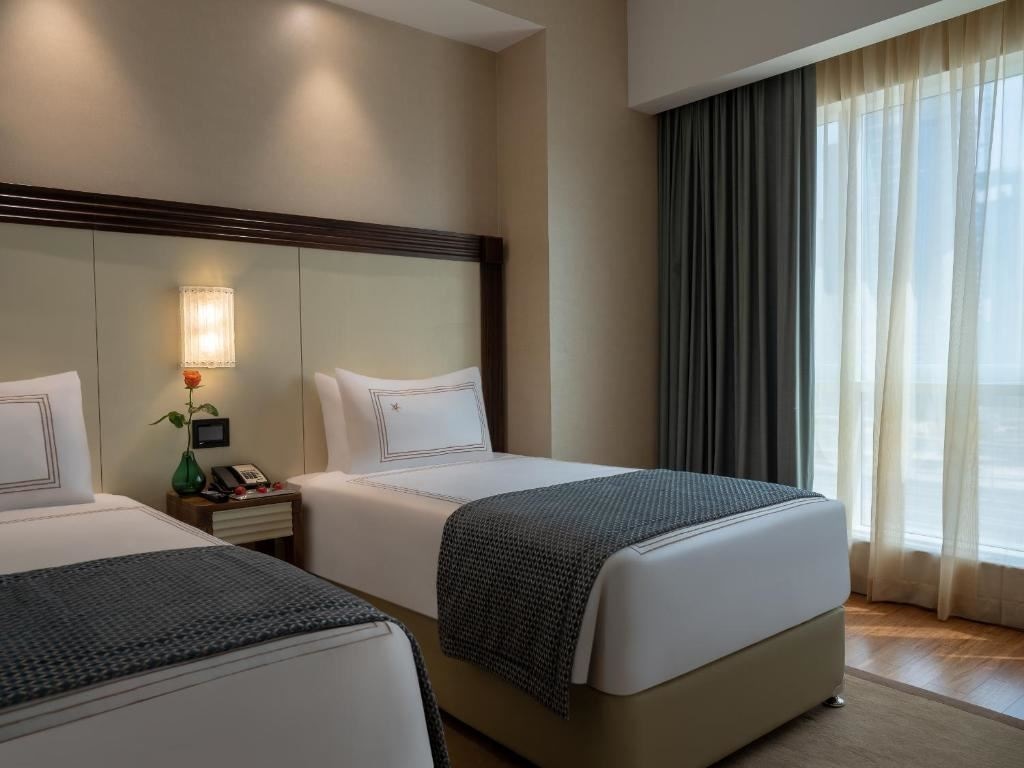 rooms-deluxe-room-marina-view-twin