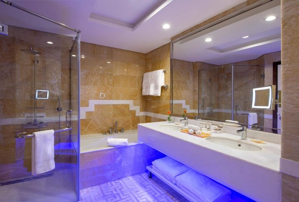 rooms-deluxe-room-marina-view-twin