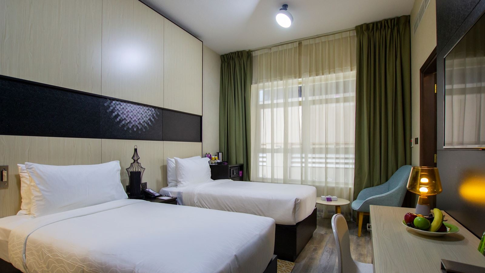 rooms-deluxe-king-room