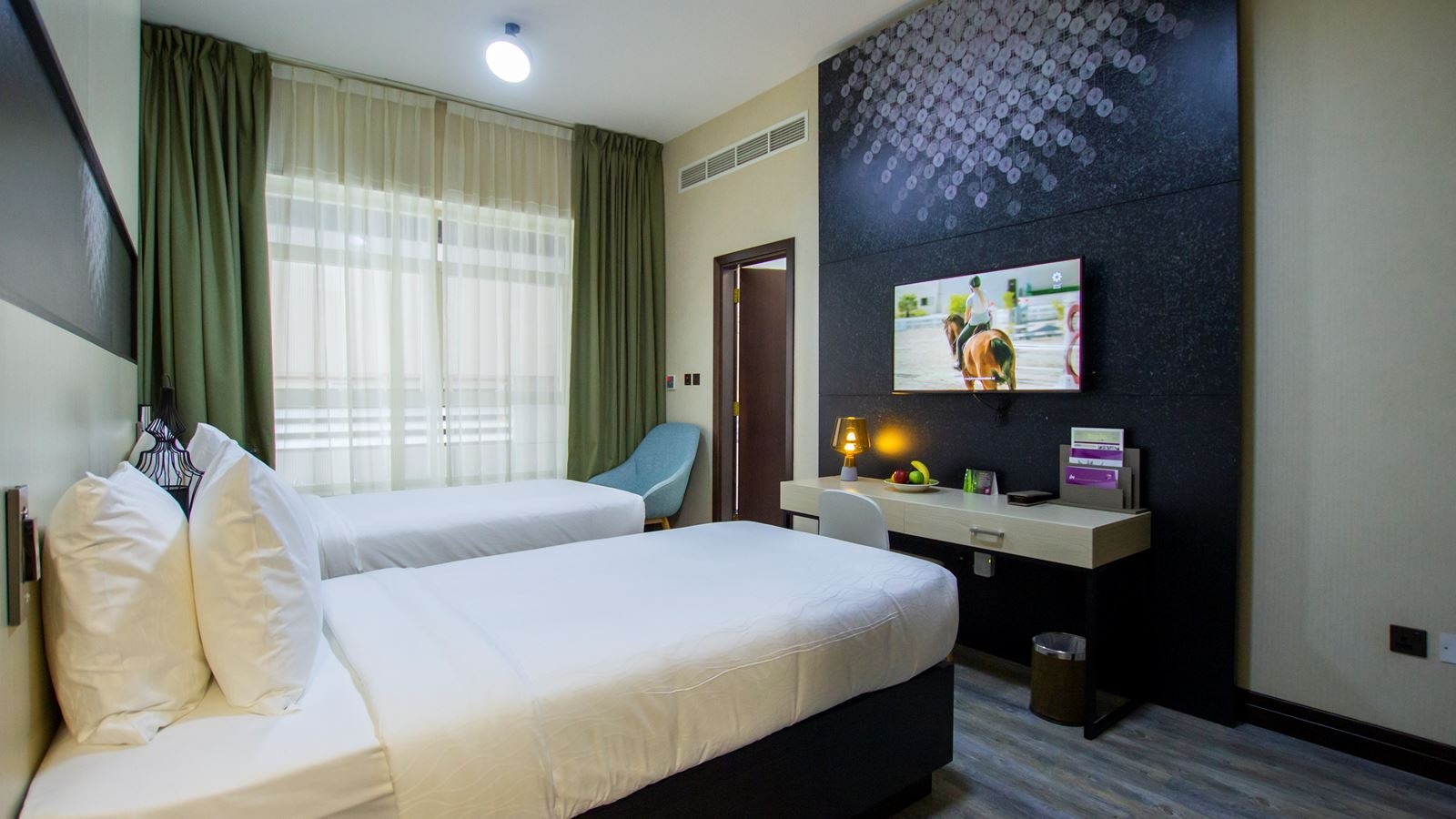 rooms-deluxe-king-room