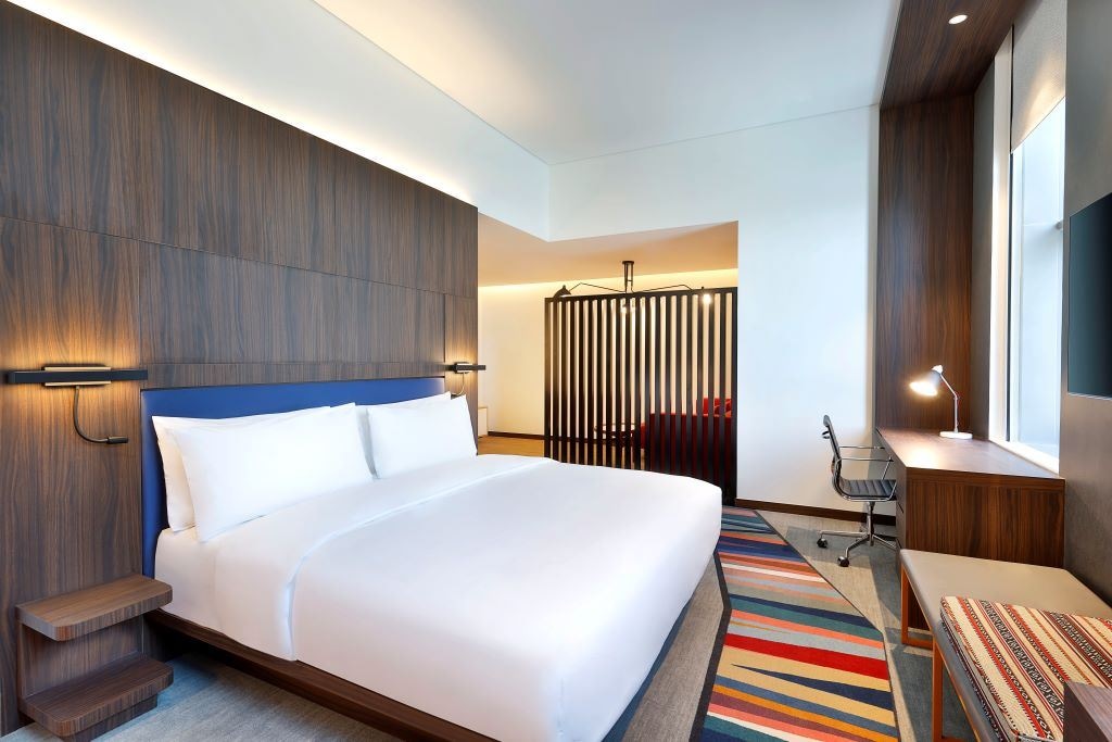 rooms-savvy-king-roomtwin-room
