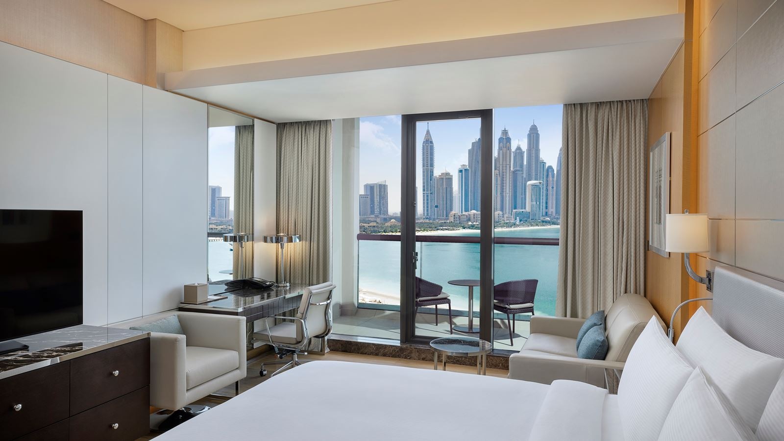 rooms-family-room-sea-view