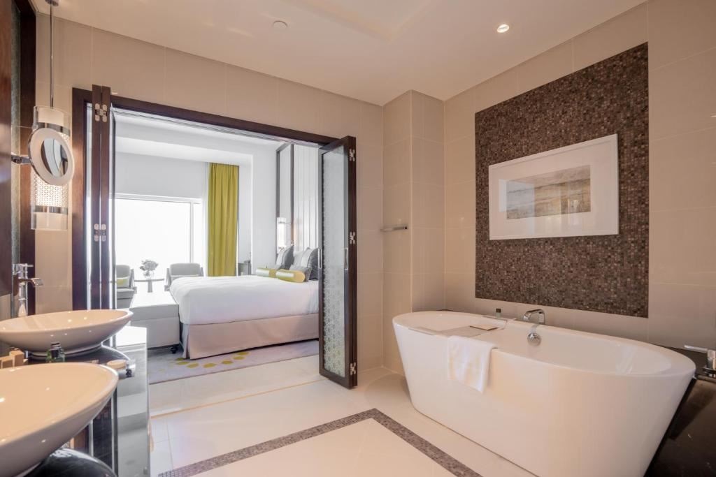 rooms-two-bedroom-family-room-courtyard--corniche-view