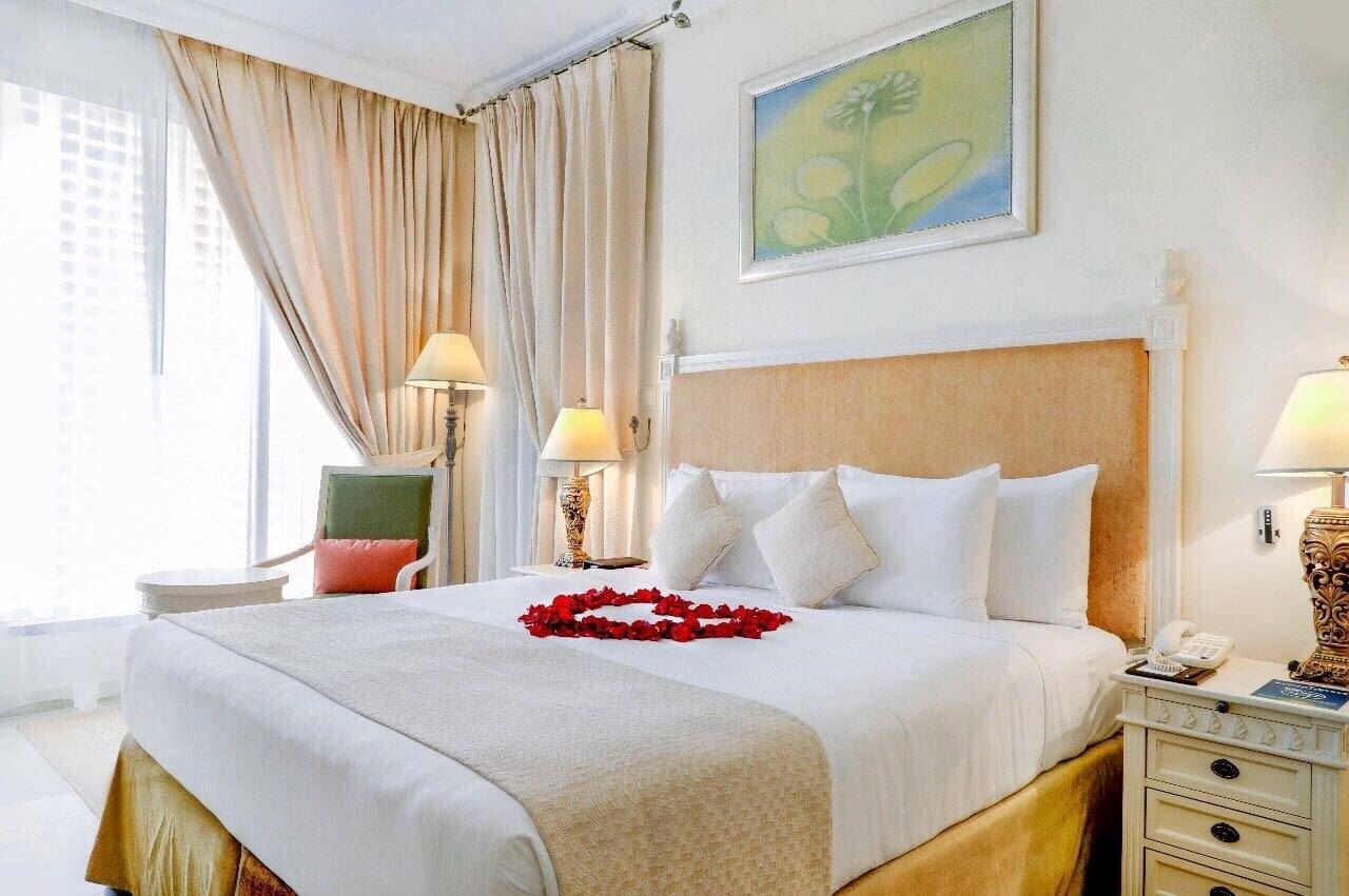rooms-1-bedroom-apartment-skyline-view