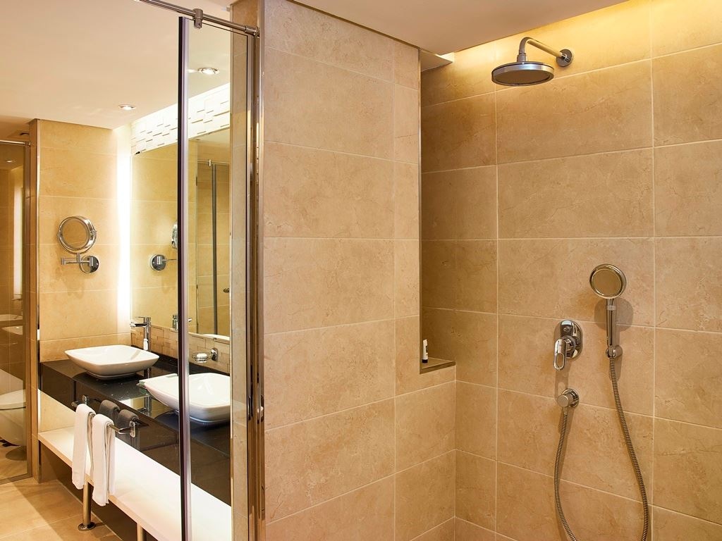 rooms-2-bedroom-suite-skyline-view