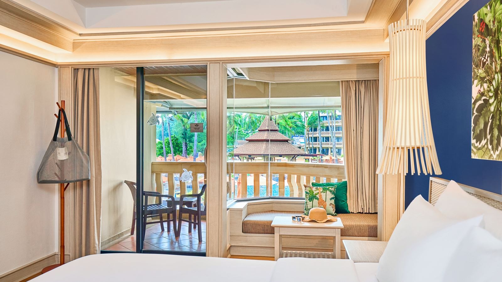 rooms-deluxe-poolview